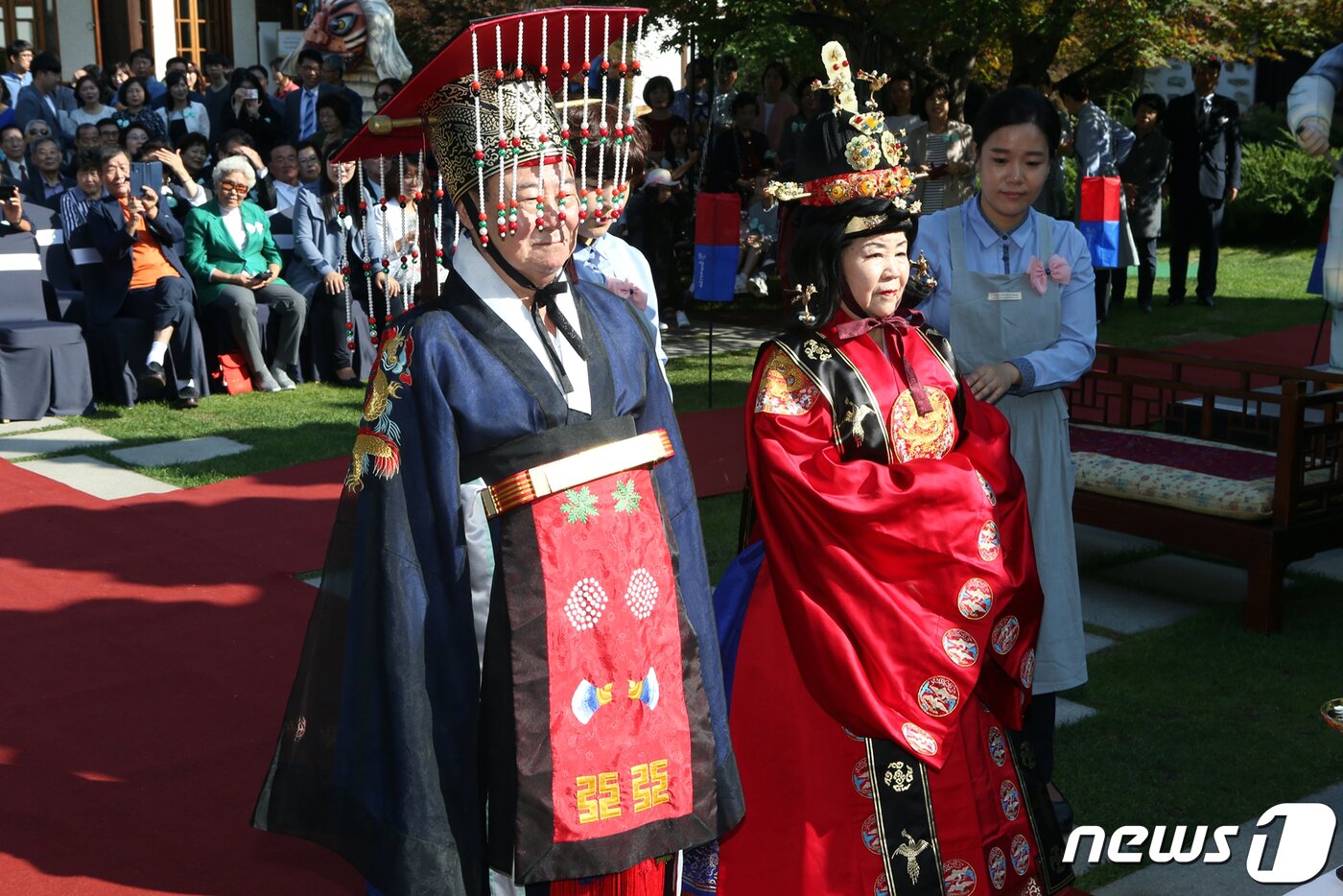 본문 이미지 - 지난 28일 하이원 리조트 운암정에서 전통혼례 '왕가의 결혼식'을 올리고 있는 이정수(80)·서금자(76‧여) 부부의 모습. (강원랜드 제공)  ⓒ News1