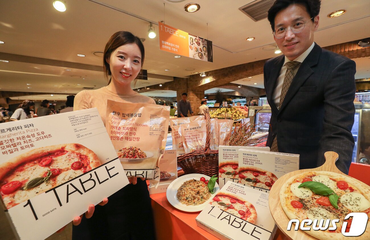 본문 이미지 - 지난해 9월30일 오전 현대백화점 압구정본점 식품관에서 직원들이 '원테이블(1 TABLE)’의 신제품 '한우 잡채볶음밥'과 '마르게리타 피자'를 선보이고 있다. (자료사진, 현대백화점 제공) 2019.9.30/뉴스1
