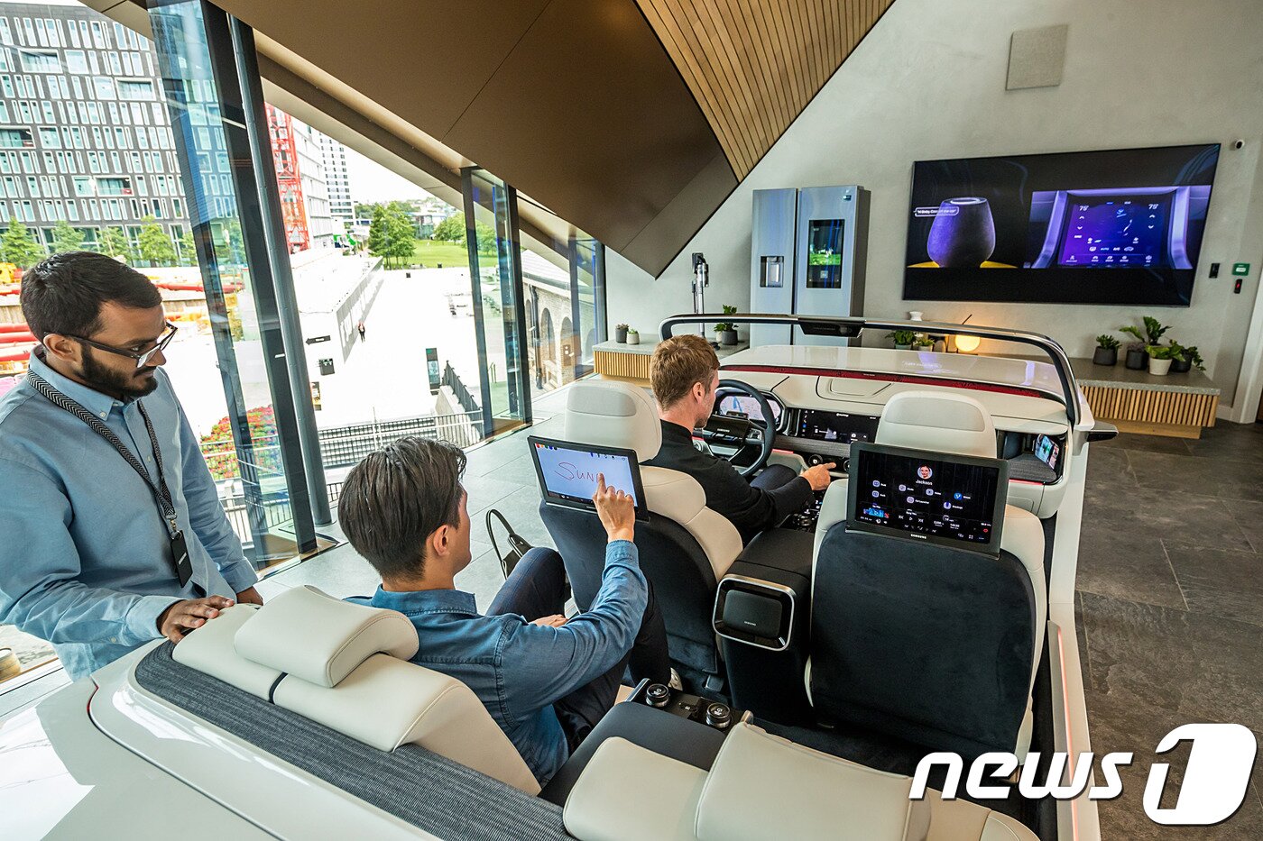 본문 이미지 - 영국 런던에 있는 쇼핑몰 '콜 드롭스 야드'에 위치한 '삼성 킹스크로스'에서 관람객들이 '디지털 콕핏'을 체험해 보고 있다.(삼성전자 제공)2019.09.04/뉴스1 ⓒ 뉴스1