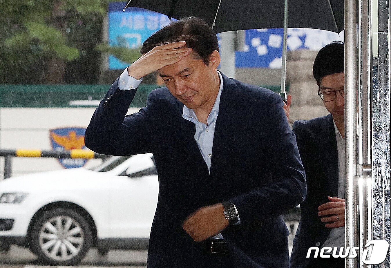 본문 이미지 - 조국 법무부 장관 후보자가 4일 오전 서울 종로구 적선현대빌딩에 마련된 청문회준비 사무실로 출근하고 있다. 2019.9.4/뉴스1 ⓒ News1 박세연 기자