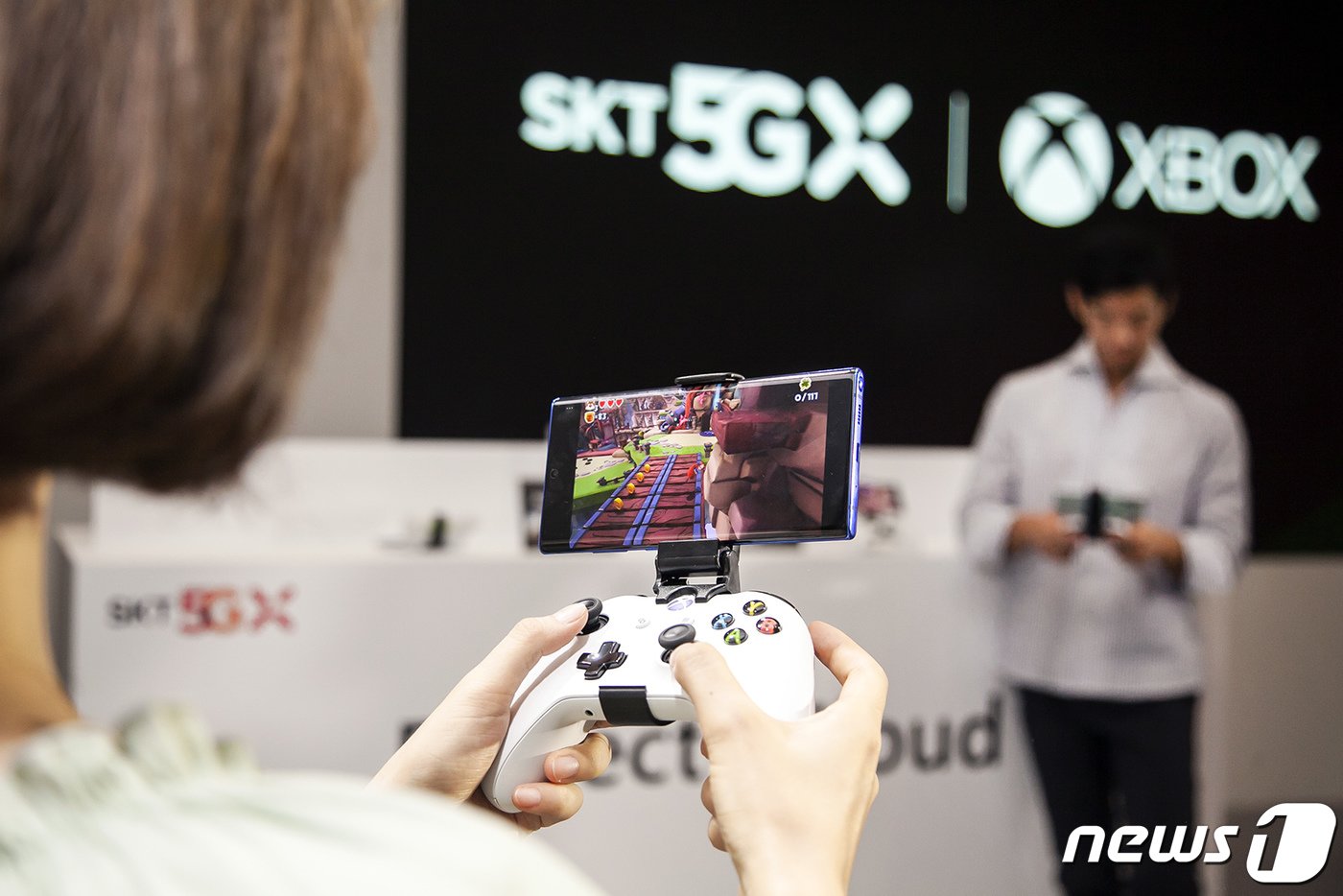본문 이미지 - SK텔레콤과 마이크로소프트는 2019년 9월4일 '5G 기반 클라우드 게임 공동사업'을 추진한다고 밝혔다. 클라우드 게임은 단말기에 게임을 내려받거나 설치하지 않아도 인터넷 연결만 되면 언제 어디서든 다양한 게임을 즐길 수 있는 기술이다. 서버 자체에서 게임이 구동되는 만큼, 저사양 기기에서도 초고속∙초저지연 특성을 지닌 5G 등의 통신망만 있으면 고품질 게임을 즐길 수 있다. (SK텔레콤 제공) 2019.9.4/뉴스1