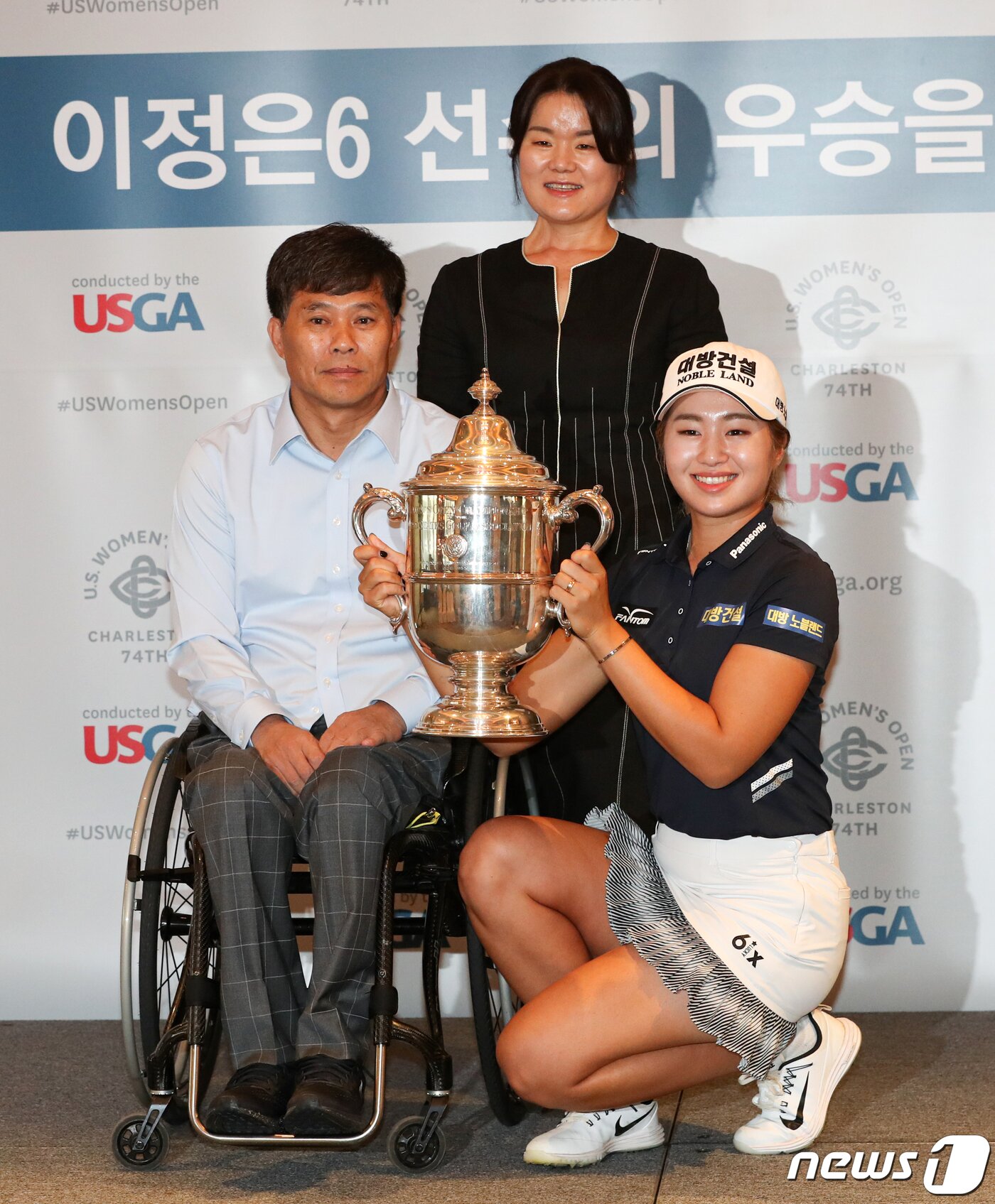 본문 이미지 - 지난6월 US오픈 우승자 이정은6가 우승트로피 투어에서 트로피를 들고 가족과 기념촬영하고 있다. .2019.9.4/뉴스1 ⓒ News1 이승배 기자