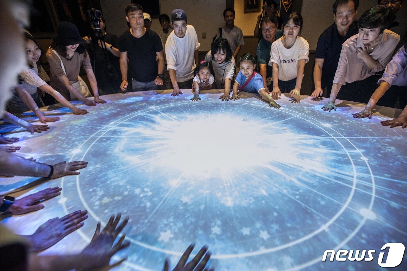 본문 이미지 - 에버랜드 '레니의 마법학교'를 찾은 고객들이 멀티미디어쇼를 체험하고 있다.(에버랜드 제공) ⓒ News1 김평석 기자