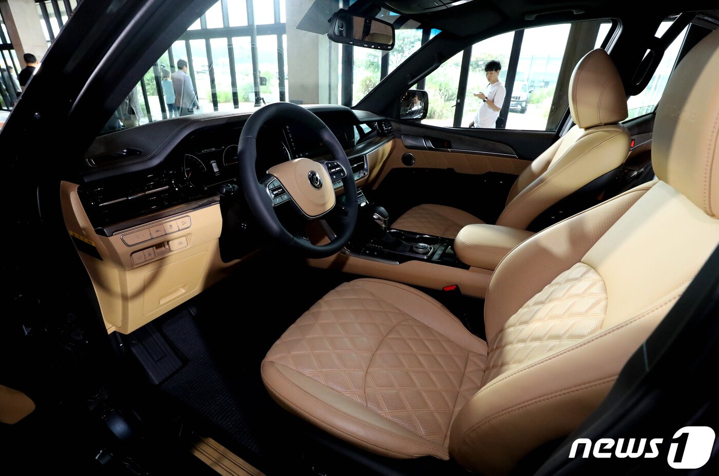 본문 이미지 - 5일 오전 인천시 중구 네스트 호텔에서 열린 '기아자동자 모하비 더 마스터(MOHAVE the Master)발표회'에서 모하비더 마스터 내부가 공개되고 있다. 모하비 더 마스터는 국산 동급 유일 V6 3.0디젤엔진을 적용했으며, 프레임 바디와 전자식 4WD, 험로 주행모드(터레인 모드, Terrain Model)를 적용해 주행성능을 높였다. 플래티넘 트림은 4700만원, 마스터즈 트림은 5160만원이다.2019.9.5/뉴스1 ⓒ News1 정진욱 기자