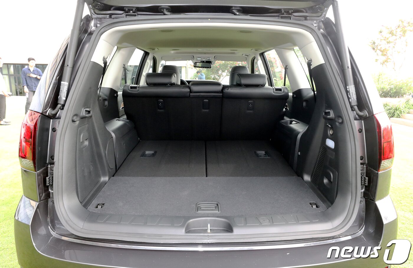 본문 이미지 - 5일 오전 인천시 중구 네스트 호텔에서 열린 '기아자동자 모하비 더 마스터(MOHAVE the Master)발표회'에서 모하비더 마스터 내부가 공개되고 있다. 모하비 더 마스터는 국산 동급 유일 V6 3.0디젤엔진을 적용했으며, 프레임 바디와 전자식 4WD, 험로 주행모드(터레인 모드, Terrain Model)를 적용해 주행성능을 높였다. 플래티넘 트림은 4700만원, 마스터즈 트림은 5160만원이다.2019.9.5/뉴스1 ⓒ News1 정진욱 기자