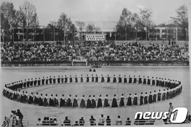 본문 이미지 - 강강술래는 이 축제에서 발굴돼 1965년에 국가무형문화재 제8호로 지정됐다. (제공 전통공연예술진흥재단)ⓒ 뉴스1