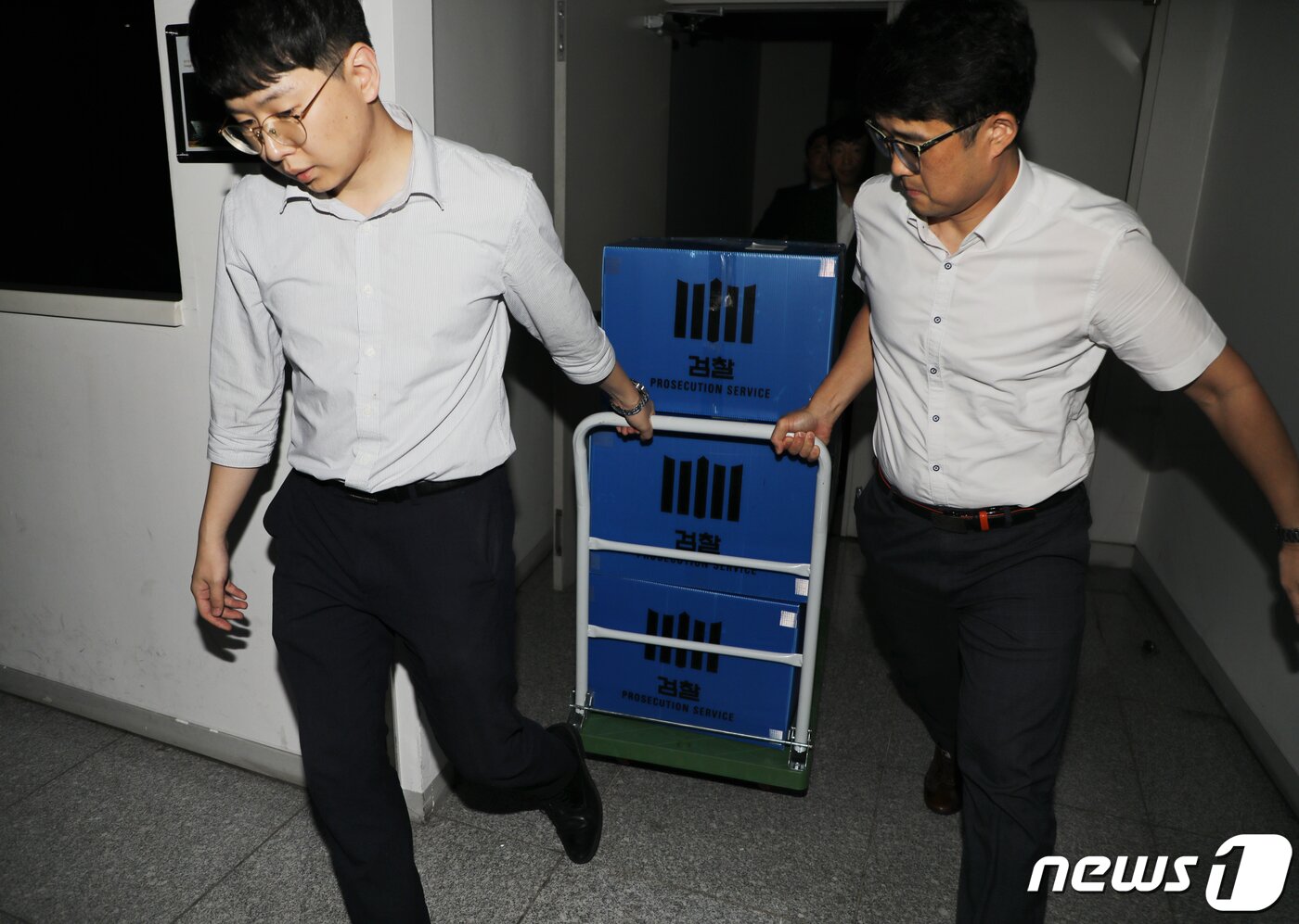 본문 이미지 - 광주시 민간공원특례2단계 특혜 의혹을 수사 중인 검찰 관계자들이 광주시청을 압수수색한 후 최종 압수품들을 옮기고 있다.2019.9.5/뉴스1 ⓒ News1 DB