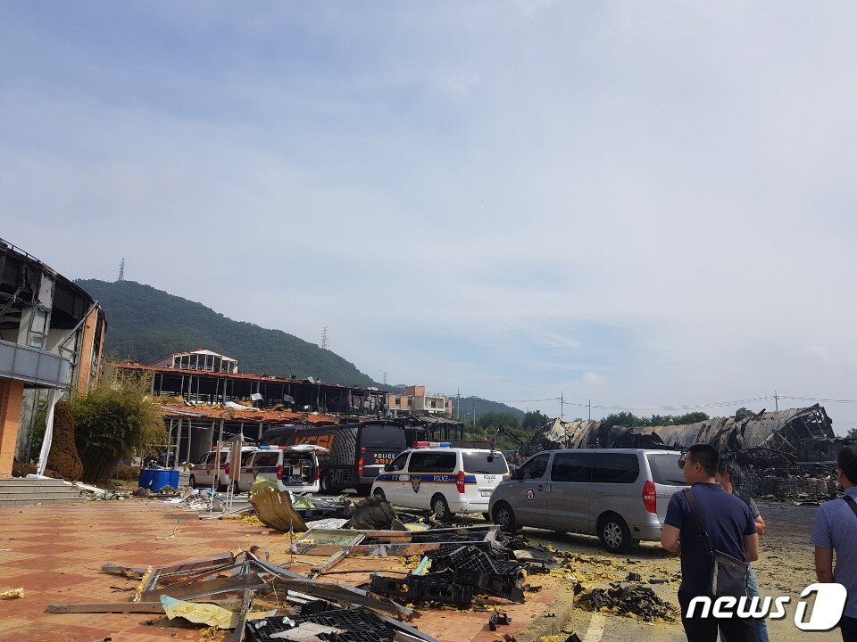 본문 이미지 - 5일 충주시와 소방서, 경찰 인력 등으로 꾸려진 합동수색팀이 지난달 30일 발생한 충북 충주시 중원산업단지 공장 폭발‧화재 당시 실종된 근로자 A씨(51)를 찾기 위한 수색을 벌이고 있다. ⓒ 뉴스1