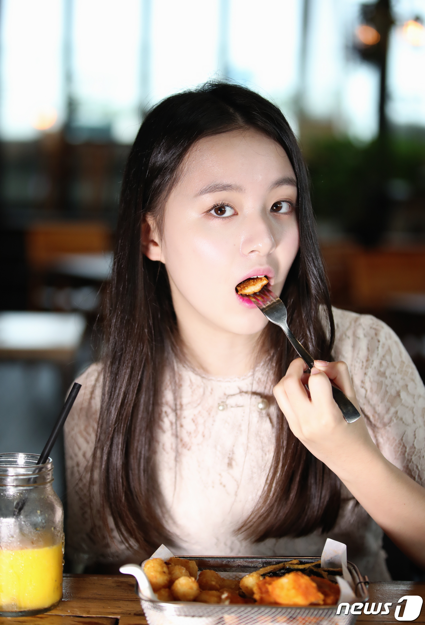 (서울=뉴스1) 권현진 기자 = 배우 박지후가 지난 5일 오후 서울 동작구 사당동 아트나인에서 열린 뉴스1과의 인터뷰에 앞서 간식을 먹고 있다.박지후는 베를린영화제 등 전세계 15 …