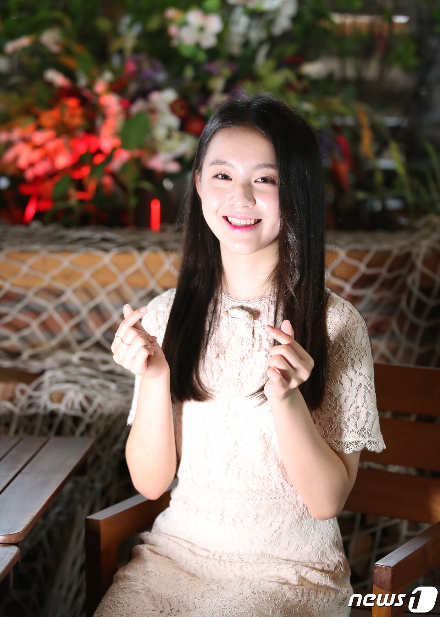 본문 이미지 - 배우 박지후가 지난 5일 오후 서울 동작구 사당동 아트나인에서 열린 뉴스1과의 인터뷰에 앞서 포즈를 취하고 있다. 박지후는 베를린영화제 등 전세계 15개 영화제에서 25개상을 수상한 영화 '벌새'에 출연했다. ‘벌새’는 은희(박지후 분)가 한문 학원에서 자신을 이해해주는 영지 선생님(김새벽 분)을 만나고, 선생님과 우정을 쌓으면서 일어나는 일들을 그린 작품이다. 2019.9.12/뉴스1 ⓒ News1 권현진 기자