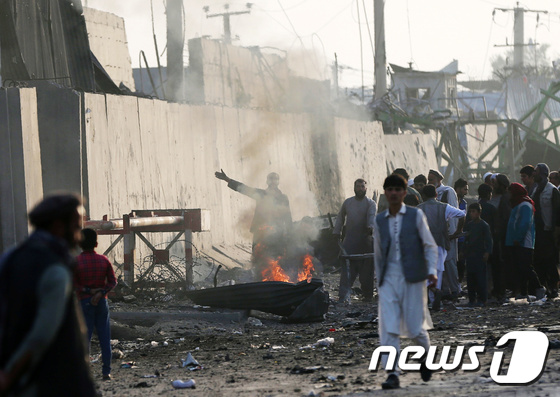 지난 2일(현지시간) 아프가니스탄 수도 카불 그린빌리지 지역에서 폭탄을 실은 트랙터가 폭발하면서 최소 16명이 사망하고 119명이 부상을 입었다. © 로이터=뉴스1