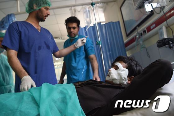 5일(현지시간) 아프가니스탄 수도 카불에서 자살폭탄 테러가 발생, 북대서양조약기구(NATO·나토) 요원 2명을 포함해 최소 10명이 사망했다. 폭발로 얼굴에 부상을 입은 환자가 병원에서 치료를 받고 있다. © AFP=뉴스1