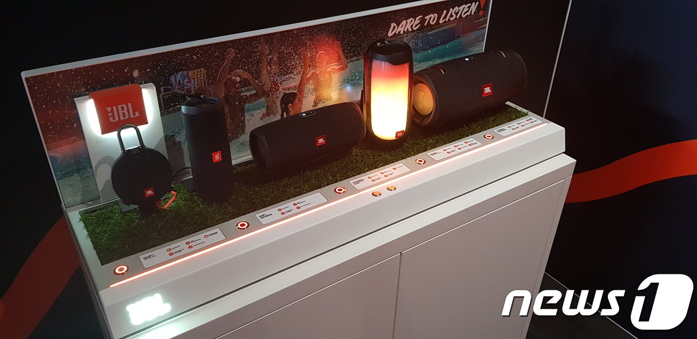 본문 이미지 - JBL가 올해 새롭게 선보인 제품 라인업. 왼쪽부터 클립 3, 플립5,  차지4, 펄스4, 익스트림2 ⓒ 뉴스1