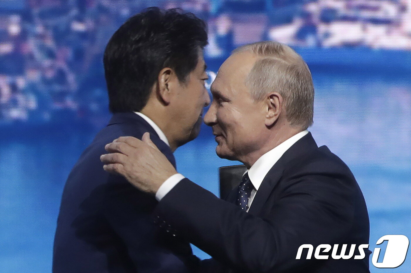 본문 이미지 - 2019년 당시 아베 신조 일본 총리와 블라디미르 푸틴 러시아 대통령. ⓒ AFP=뉴스1 ⓒ News1 우동명 기자