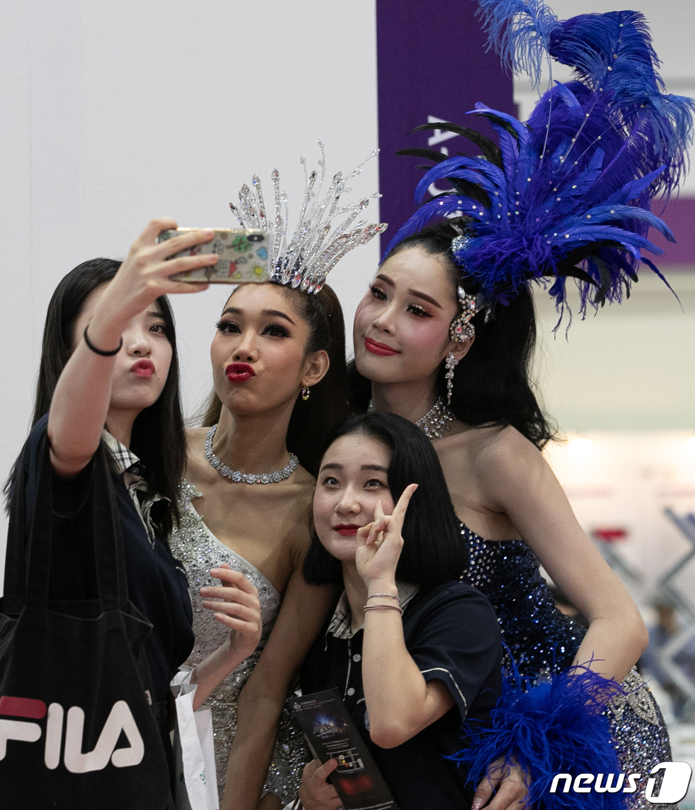 (서울=뉴스1) 이승배 기자 = 6일 오전 서울 강남구 코엑스에서 열린 '2019 모두투어 여행박람회'를 찾은 관람객들이 부스 관계자와 기념촬영하고 있다.다양한 여행정보와 상품을 …