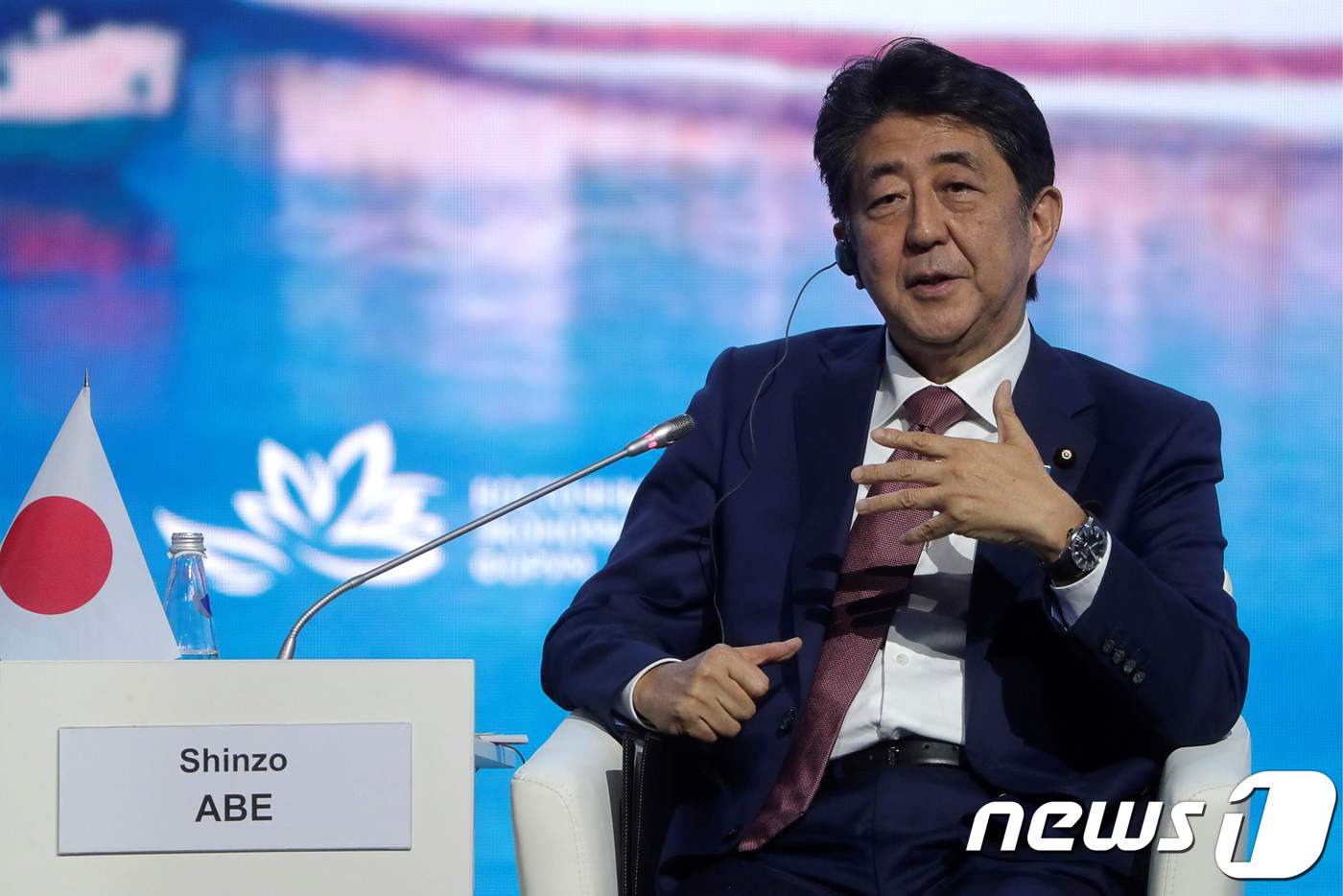 (블라디보스토크 AFP=뉴스1) 우동명 기자 = 아베 신조 일본 총리가 5일 (현지시간) 블라디보스토크에서 열린 동방경제포럼에 참석을 하고 있다.ⓒ AFP=뉴스1