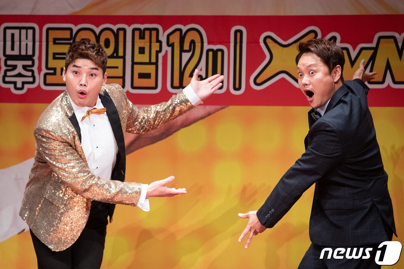 본문 이미지 - 권혁수(왼쪽), 김민교가 6일 서울 마포구 누리꿈스퀘어에서 열린 XtvN '최신유행 프로그램2' 제작발표회에서 포즈를 취하고 있다. 9월7일 밤 12시 첫 방송되는 XtvN '최신유행 프로그램2'는 tvN 롤러코스터와 SNL의 DNA를 계승하여 최신 트렌드와 유행코드를 다채로운 코너에 담아 시청자들의 공감과 재미를 이끌어내는 하이브리드 버라이어티 프로그램이다. 시즌 1을 이끌었던 권혁수, 김민교, 예원, 이세영, 문빈, 박규남, 지예은이 출연을 확정했으며, 정이랑, 강윤, 아린, 김은정, 강율, 그리고 '왕년 인싸' 이홍렬이 시즌 2에 새로 합류했다. 2019.9.6/뉴스1 ⓒ News1 유승관 기자