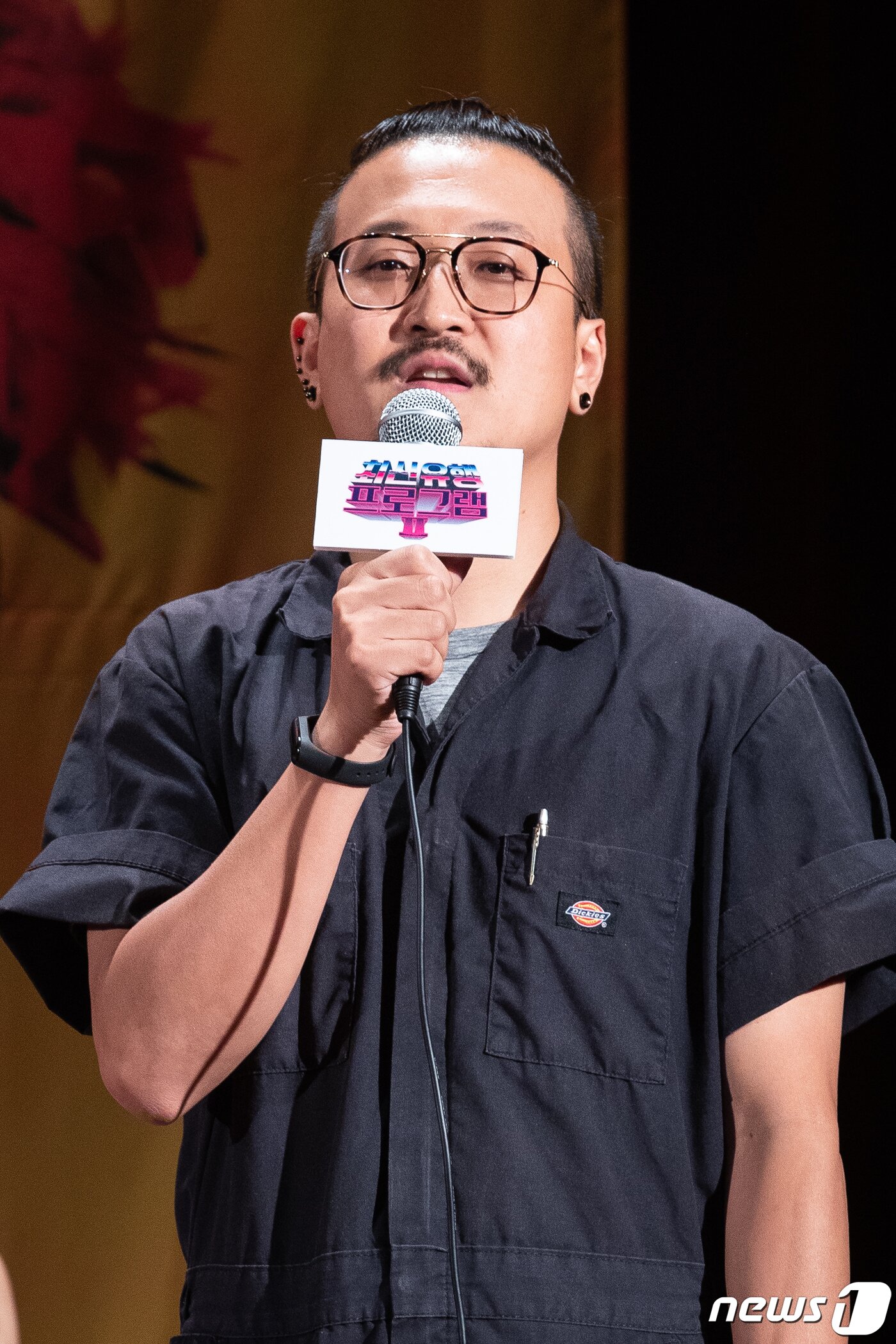 본문 이미지 - 오원택 PD가 6일 서울 마포구 누리꿈스퀘어에서 열린 XtvN '최신유행 프로그램2' 제작발표회에서 인사말을 하고 있다. 9월7일 밤 12시 첫 방송되는 XtvN '최신유행 프로그램2'는 tvN 롤러코스터와 SNL의 DNA를 계승하여 최신 트렌드와 유행코드를 다채로운 코너에 담아 시청자들의 공감과 재미를 이끌어내는 하이브리드 버라이어티 프로그램이다. 시즌 1을 이끌었던 권혁수, 김민교, 예원, 이세영, 문빈, 박규남, 지예은이 출연을 확정했으며, 정이랑, 강윤, 아린, 김은정, 강율, 그리고 '왕년 인싸' 이홍렬이 시즌 2에 새로 합류했다. 2019.9.6/뉴스1 ⓒ News1 유승관 기자