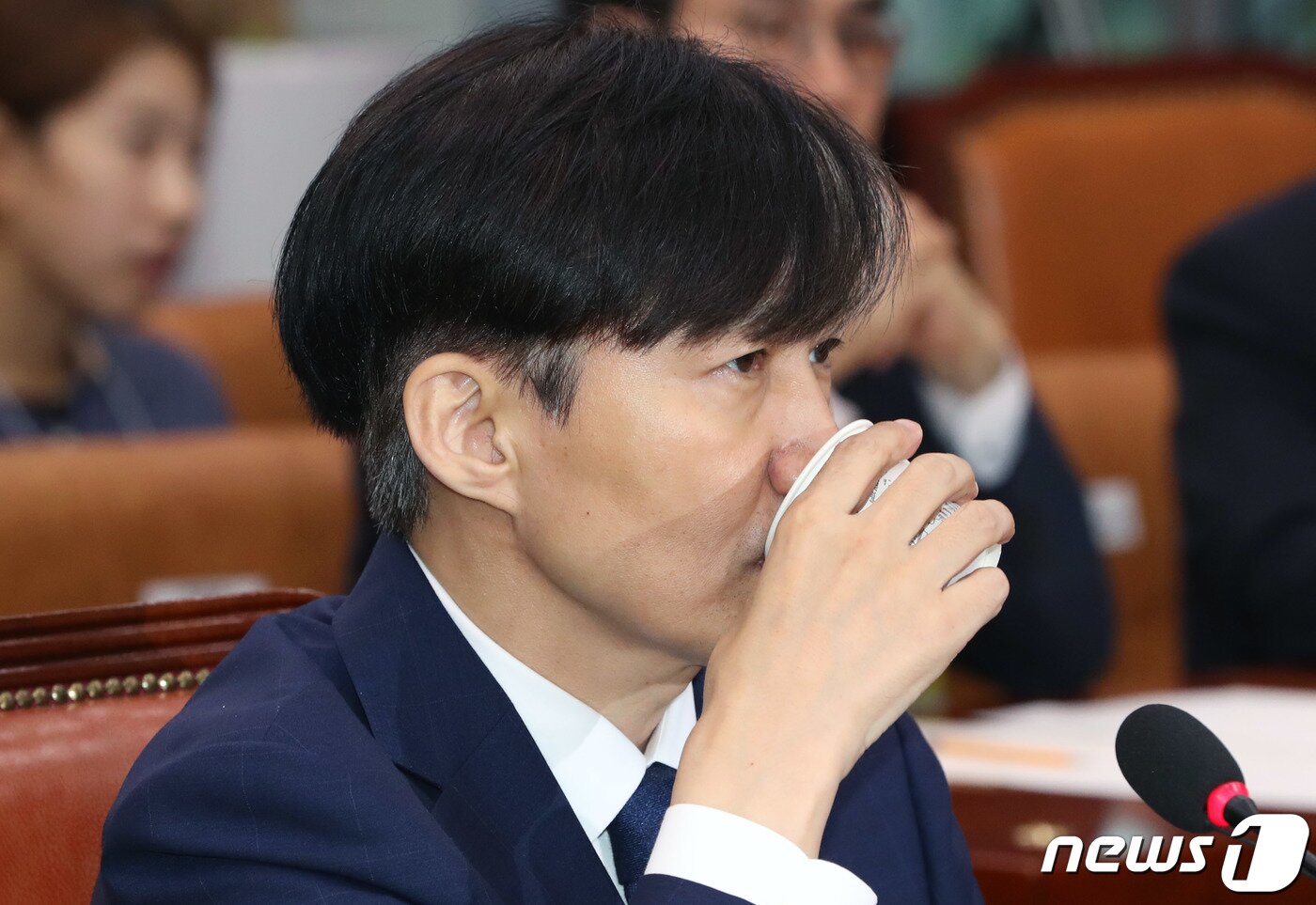 본문 이미지 - 조국 법무부장관 후보자가 6일 서울 여의도 국회에서 열린 인사청문회에서 물을 마시고 있다2019.9.6/뉴스1 ⓒ News1 이종덕 기자