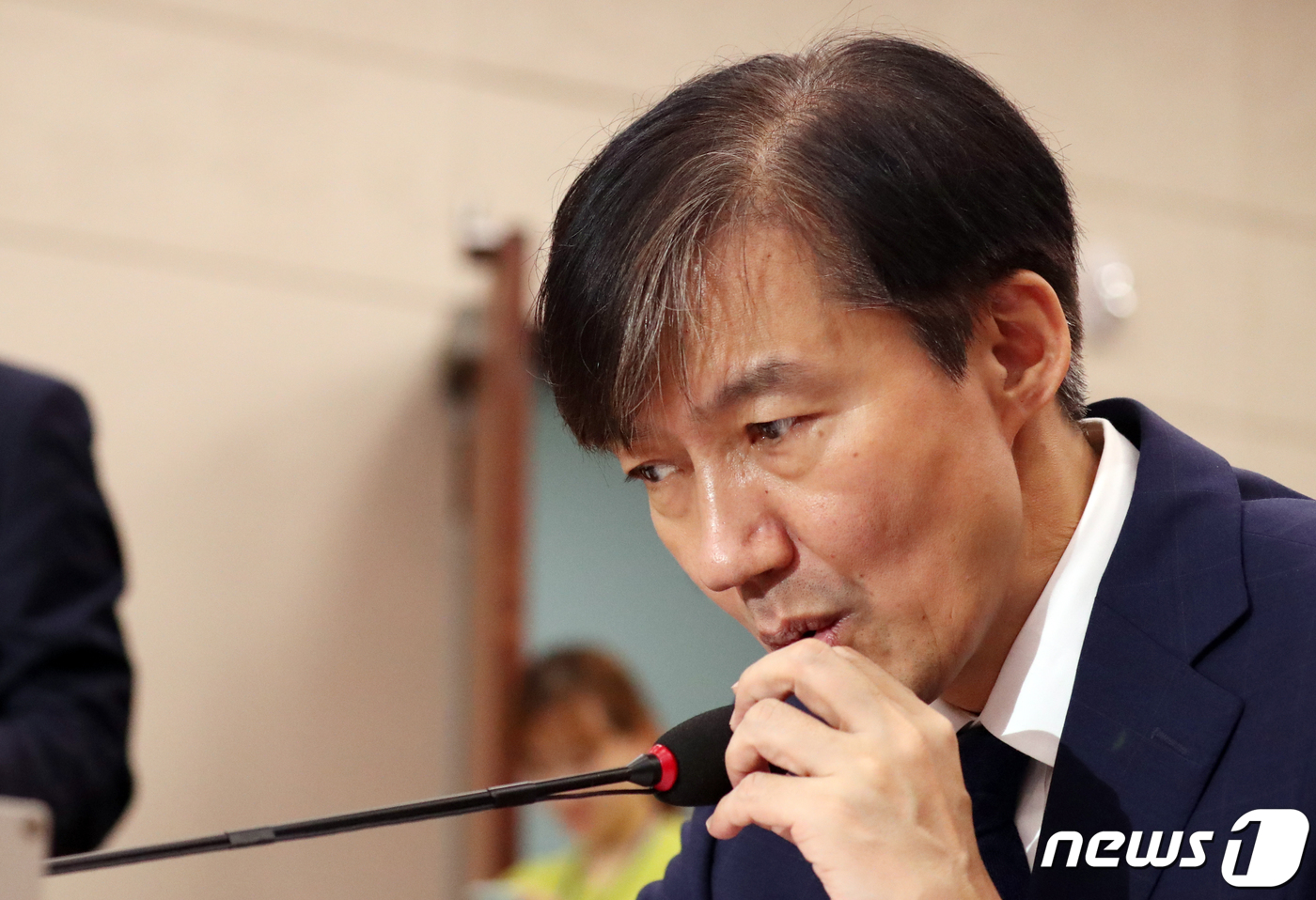 (서울=뉴스1) 김명섭 기자 = 조국 법무부장관 후보자가 6일 오후 서울 여의도 국회 법제사법위원회 전체회의장에서 열린 인사청문회에서 재재보충질의 전 마이크를 점검하고 있다. 이날 …