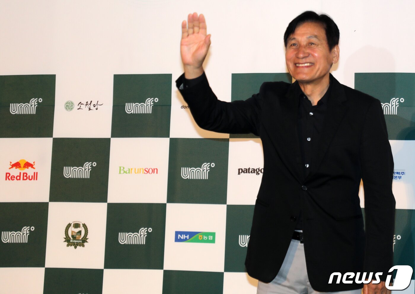 본문 이미지 - 배우 안성기가 지난 2019년 울산 울주군 영남알프스 복합웰컴센터 움프 시네마 야외광장에서 열린 '제4회 울주세계산악영화제'(UMFF·Ulju Mountain Film Festival) 개막식 그린카펫 행사에 참석해 포즈를 취하는 모습. 2019.9.6/뉴스1 ⓒ News1 조민주 기자