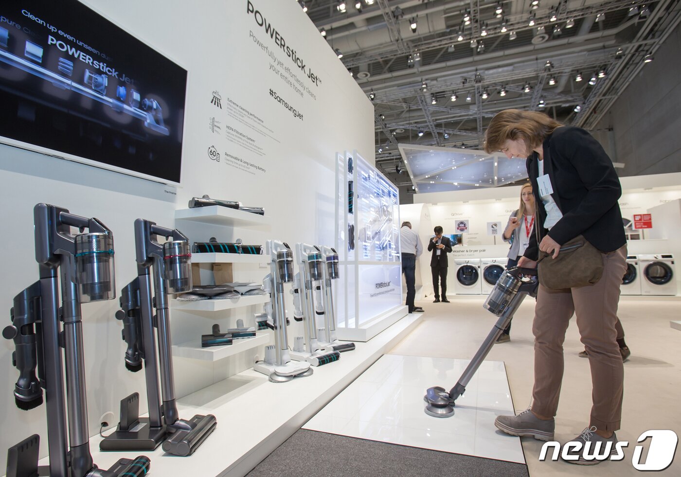 본문 이미지 - 7일(현지시간) 독일 베를린에서 열린 유럽 최대 가전 전시회 'IFA 2019'에서 삼성전자 전시장을 방문한 관람객들이 무선청소기 '삼성 제트'를 감상하고있다. (삼성전자 제공) 2019.9.7/뉴스1