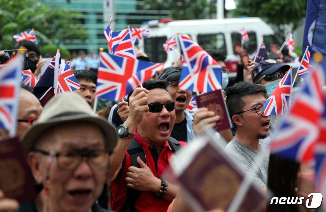 본문 이미지 - 지난 1일 홍콩인 수백명이 영국 영사관 앞으로 몰려가 홍콩인의 영국 영주를 허용하라는 시위를 벌이고 있다. ⓒ AFP=뉴스1