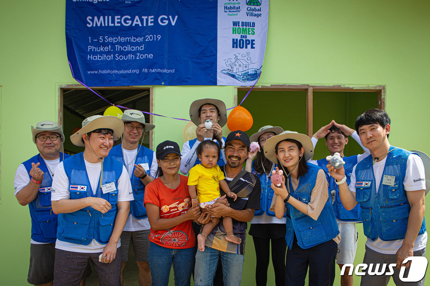 (서울=뉴스1) = 스마일게이트 희망스튜디오가 국제비영리단체인 ‘한국해비타트’와 함께 글로벌 사회공헌의 일환으로 태국 푸켓 현지 취약 계층의 보금자리 10채 마련을 위한 건축 봉사 …