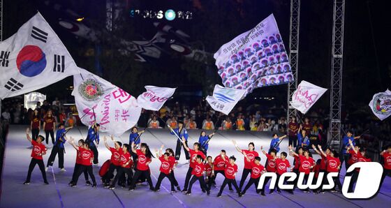 화보] 원주 다이내믹 댄싱 카니발 Best 12팀의 빗속 열띤 무대 - 뉴스1
