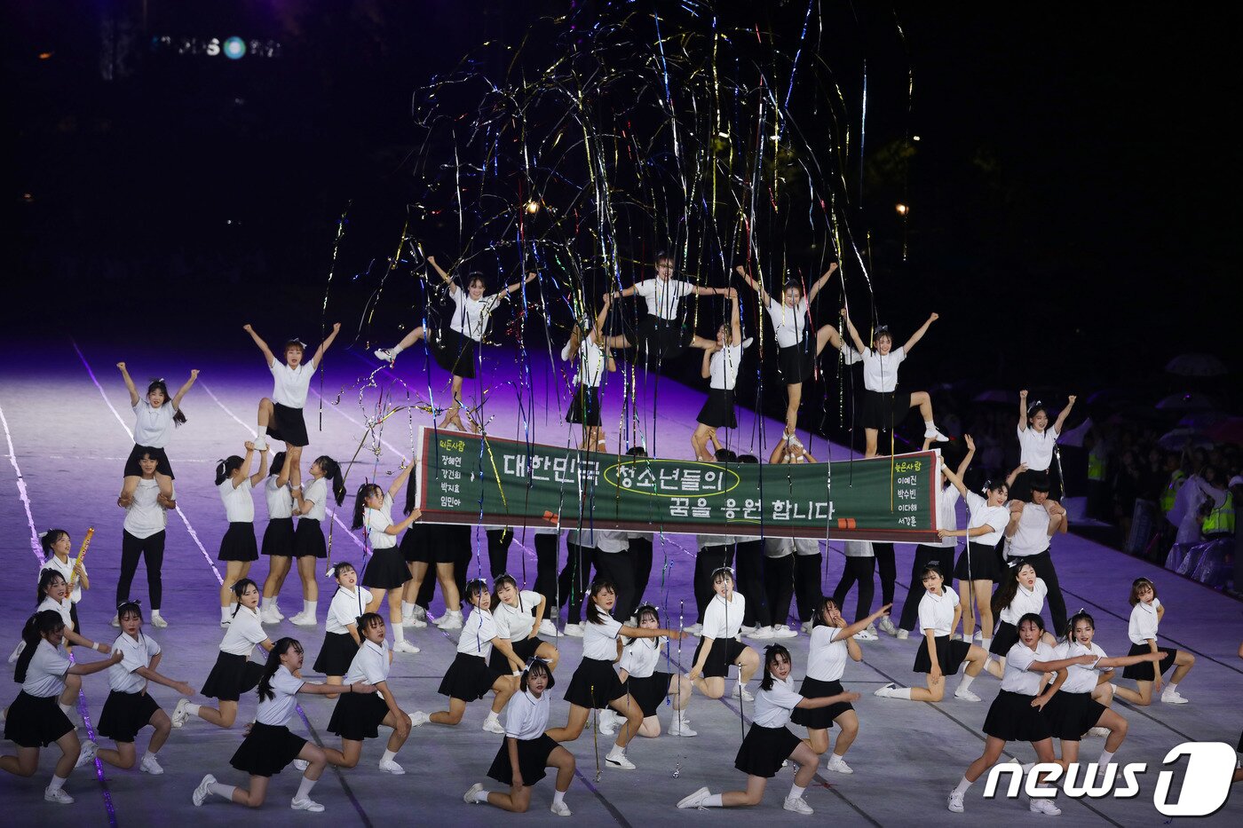 본문 이미지 - 2019년 원주 다이내믹 댄싱카니발 공연(뉴스1 DB)