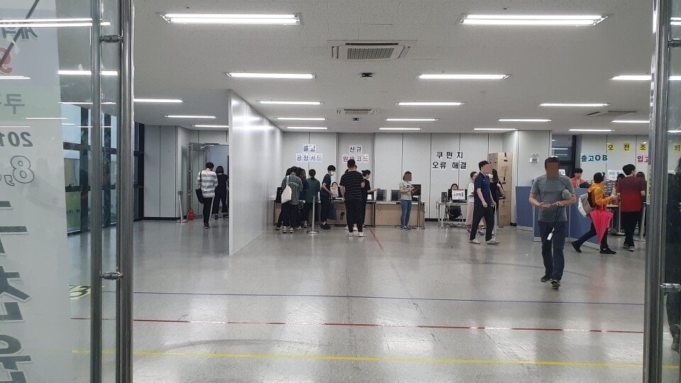 본문 이미지 - 쿠팡 덕평 물류센터 2층. 이곳에서 출퇴근 확인을 한다. ⓒ 뉴스1/정혜민 기자