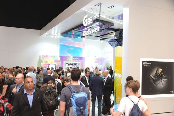 본문 이미지 - 지난 2019년 독일 베를린에서 열린 IFA 2019 전시회에서 관람객들이 전시관을 살펴보고 있다. 2019.9.9/뉴스1