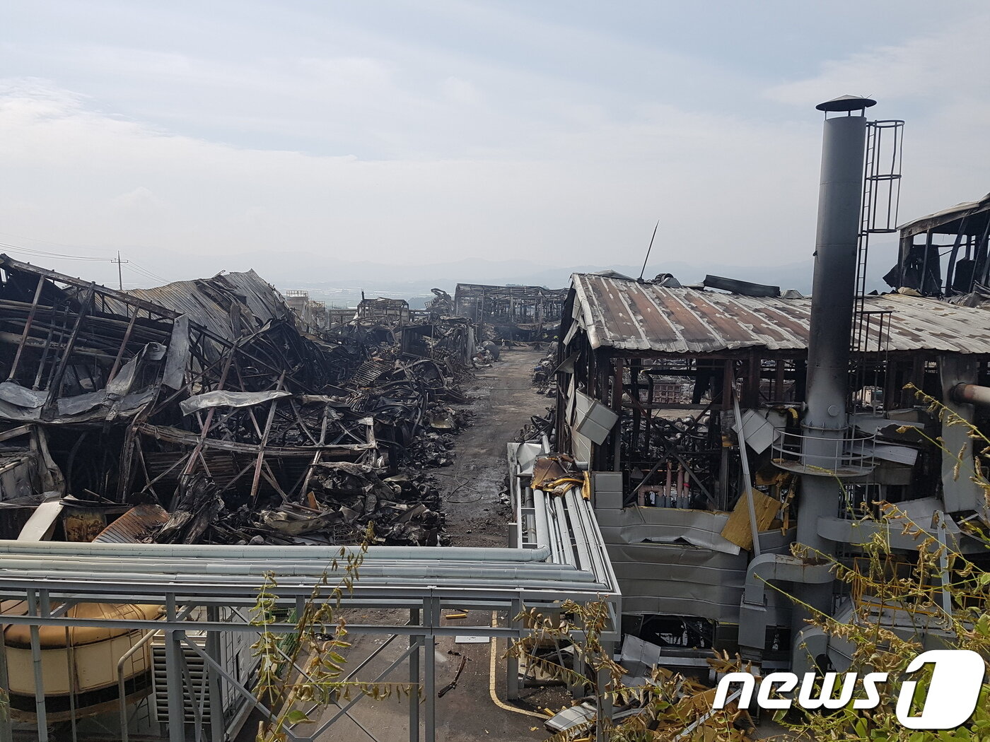 본문 이미지 - 지난달 30일 발생한 폭발화재로 잿더미로 변한 충북 충주 중원산업단지 내 한 접착제 제조 공장.ⓒ 뉴스1