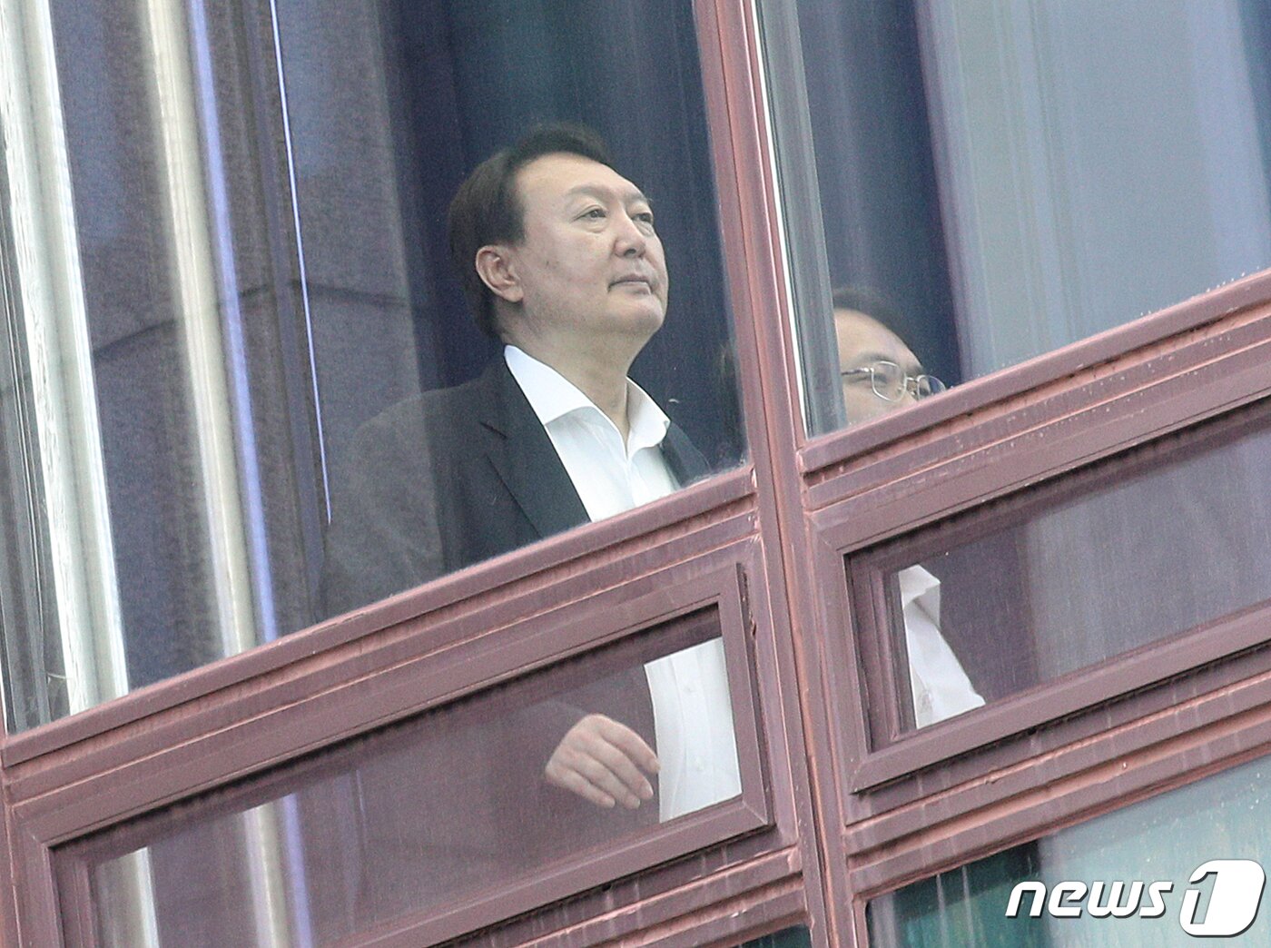 본문 이미지 - 윤석열 검찰총장이 지난 9일 오후 서울 서초구 대검찰청에서 점심식사를 마친 후 청사로 이동하고 있다. 문재인 대통령은 이날 조국 법무부 장관 후보자의 임명을 재가했으며 검찰은 조만간 조 장관의 배우자 정경심 동양대 교수를 소환해 조사할 것으로 알려졌다. 2019.9.9/뉴스1 ⓒ News1 신웅수 기자