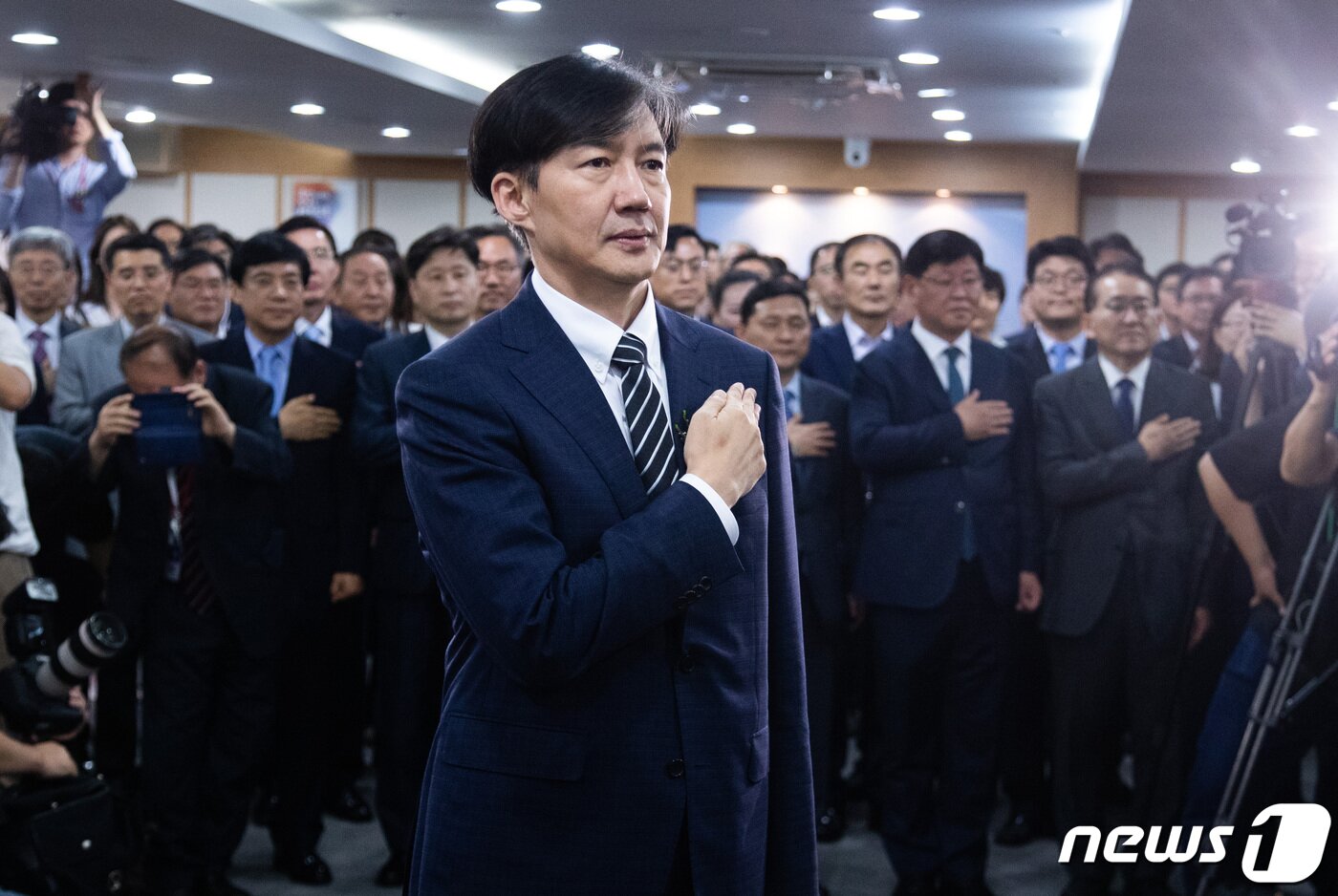 본문 이미지 - 조국 신임 법무부 장관이 9일 오후 경기도 과천 법무부 대회의실에서 열린 취임식에서 국민의례를 하고 있다. 2019.9.9/뉴스1 ⓒ News1 민경석 기자