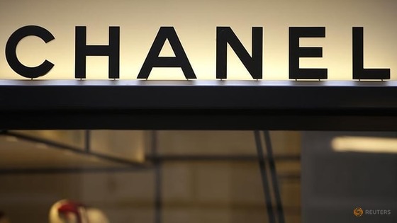 The Chanel store employee was confirmed…  Controversy among customers