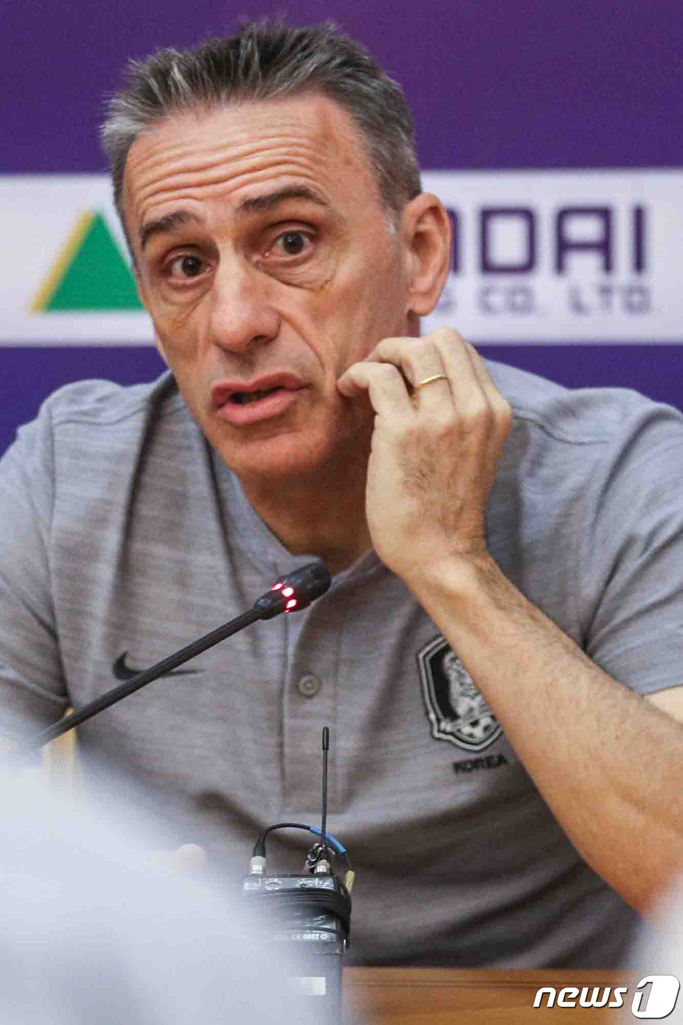 (아시바가트(투르크메니스탄)=뉴스1) 성동훈 기자 = 파우루 벤투 축구 국가대표팀 감독이 9일 오후(현지시각) 투르크메니스탄 아시바가트 아르차빌 호텔에서 열린 기자회견에서 취재진들 …