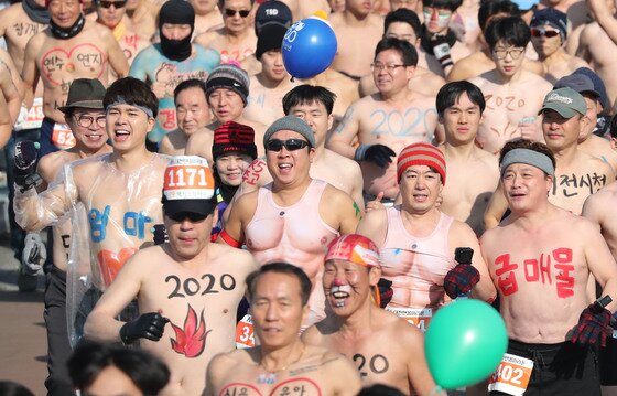 본문 이미지 - 경자년(庚子年) 새해 첫날인 1일 오전 대전 유성구 엑스포 시민광장에서 열린 ‘2020 대전 맨몸 마라톤대회’에 참가한 개그맨 박수홍(왼쪽부터),이동우, 김경식, 윤정수가 11시11분11초에 울린 출발신호에 맞춰 힘차게 출발하고 있다. 올해로 5회째인 맨몸 마라톤 대회는 새해 새로운 각오를 다지며 출발하는 3000여명의 참가자들이 엑스포시민광장을 출발해 갑천길을 따라 한밭 수목원, 유림공원, 카이스트, 과학공원 등 7km를 달린다. 2020.1.1/뉴스1 ⓒ News1 주기철 기자