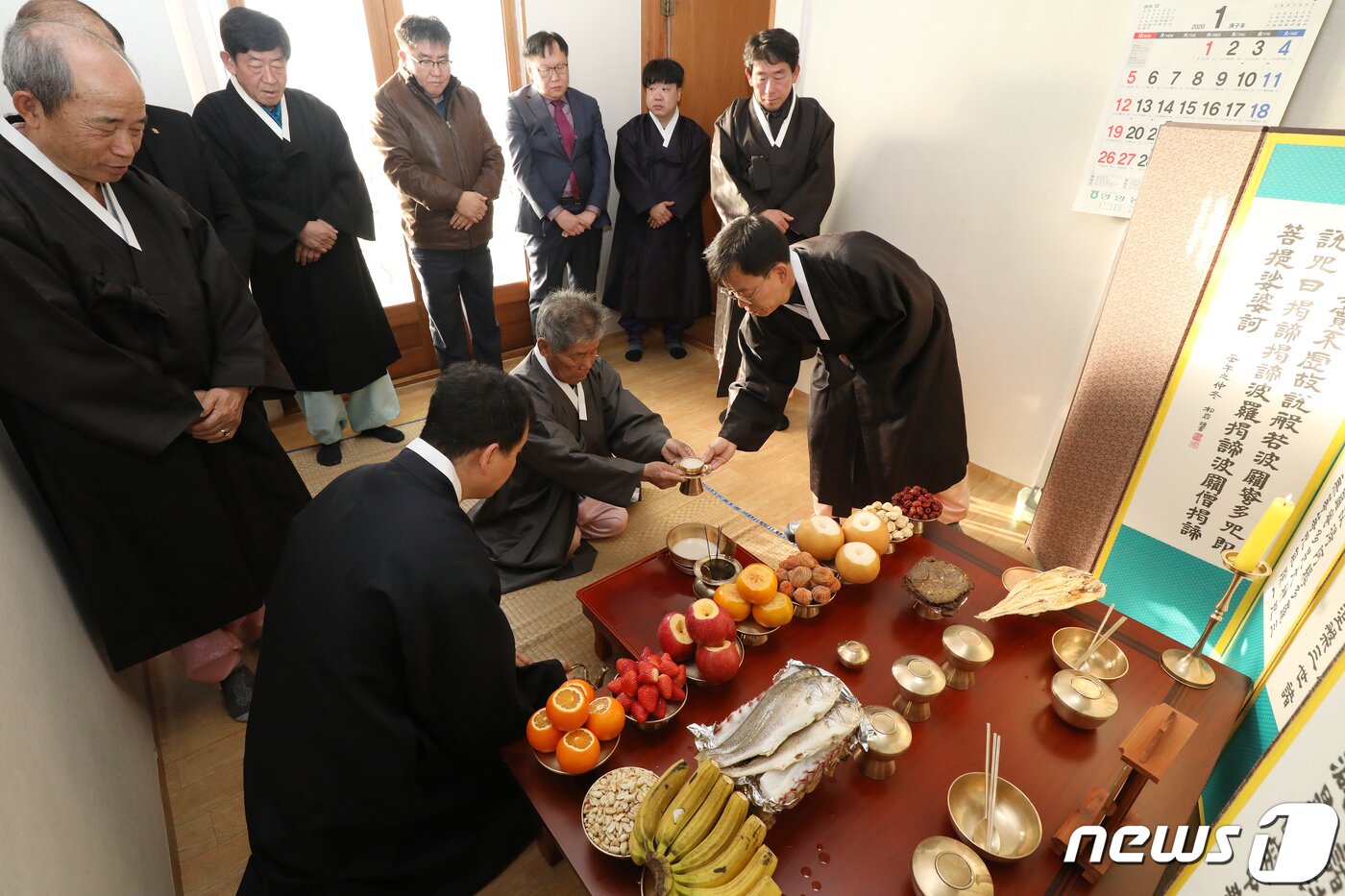 본문 이미지 - 새해 첫날인 1일 오전 경북 영양군 일월면 주곡리 조휘영(90)씨 집에서 문중이 모여 차례를 지내고 있다.  2020.1.1/뉴스1 ⓒ News1 공정식 기자