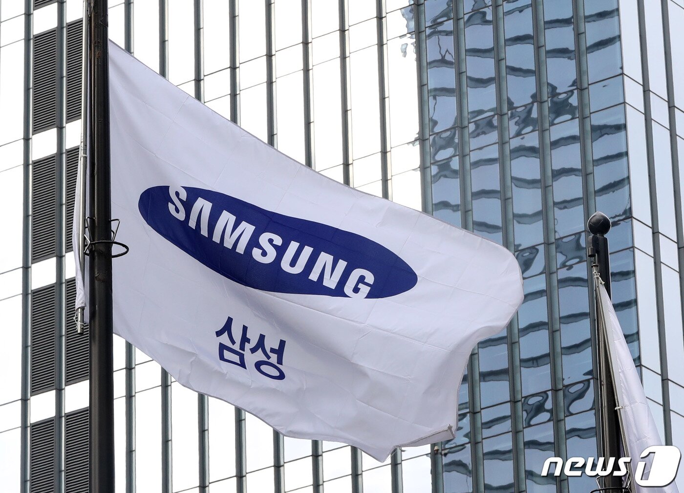 본문 이미지 - 서초구 삼성전자 본관 깃발 모습. 2020.1.1/뉴스1 ⓒ News1 박세연 기자