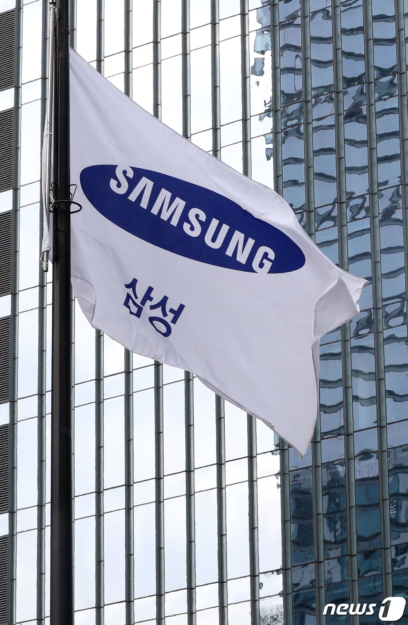 본문 이미지 - 4월 반도체 수출이 급감한 것으로 나타나면서 2분기 삼성전자 실적 악화도 불가피할 것으로 전망된다. 사진은 서초구 삼성전자 본관. 2020.1.1/뉴스1 ⓒ News1 박세연 기자