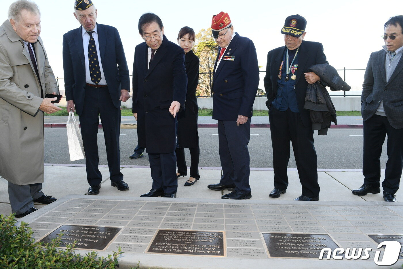 본문 이미지 - 미국을 순방 중인 박원순 서울시장이 9일 오후(현지시간) 프레시디오 국립공원 내 '한국전쟁 참전 기념비'를 참전용사들과 살펴보고 있다.(서울시 제공) ⓒ 뉴스1