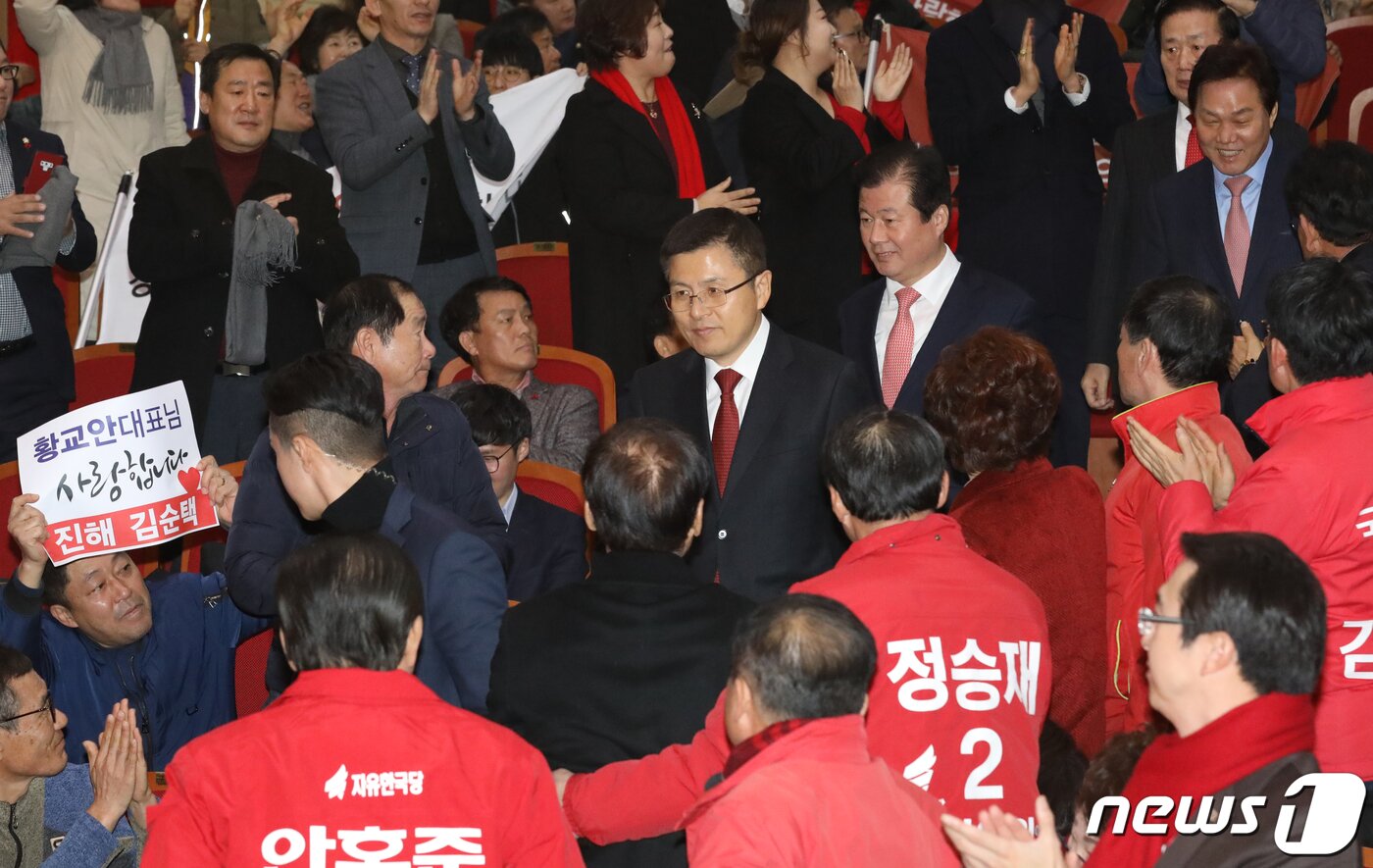본문 이미지 - 황교안 자유한국당 대표가 10일 경남 창원대학교 종합교육관에서 열린 '자유한국당 경남도당 신년인사회'에 참석하기 위해 강당으로 들어서고 있다. 2020.1.10/뉴스1 ⓒ News1 여주연 기자
