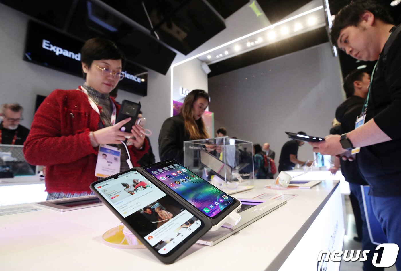 본문 이미지 - 9일(현지시간) 미국 네바다주 라스베이거스 컨벤션센터에서 열린 국제가전전시회 'CES 2020'(Consumer Electronics Show) LG 부스에서 관람객들이 듀얼 스크린을 적용한 전략 스마트폰 LG G8X ThinQ(국내명 LG V50S ThinQ)를 살펴보고 있다. 2020.1.10/뉴스1 ⓒ News1 오대일 기자