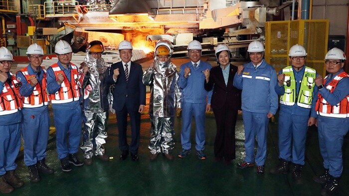 본문 이미지 - 문재인 대통령과 최정우 포스코 회장 등이 9일 포스코 스마트고로를 방문해 기념촬영을 하고 있다.(포스코 제공)ⓒ 뉴스1