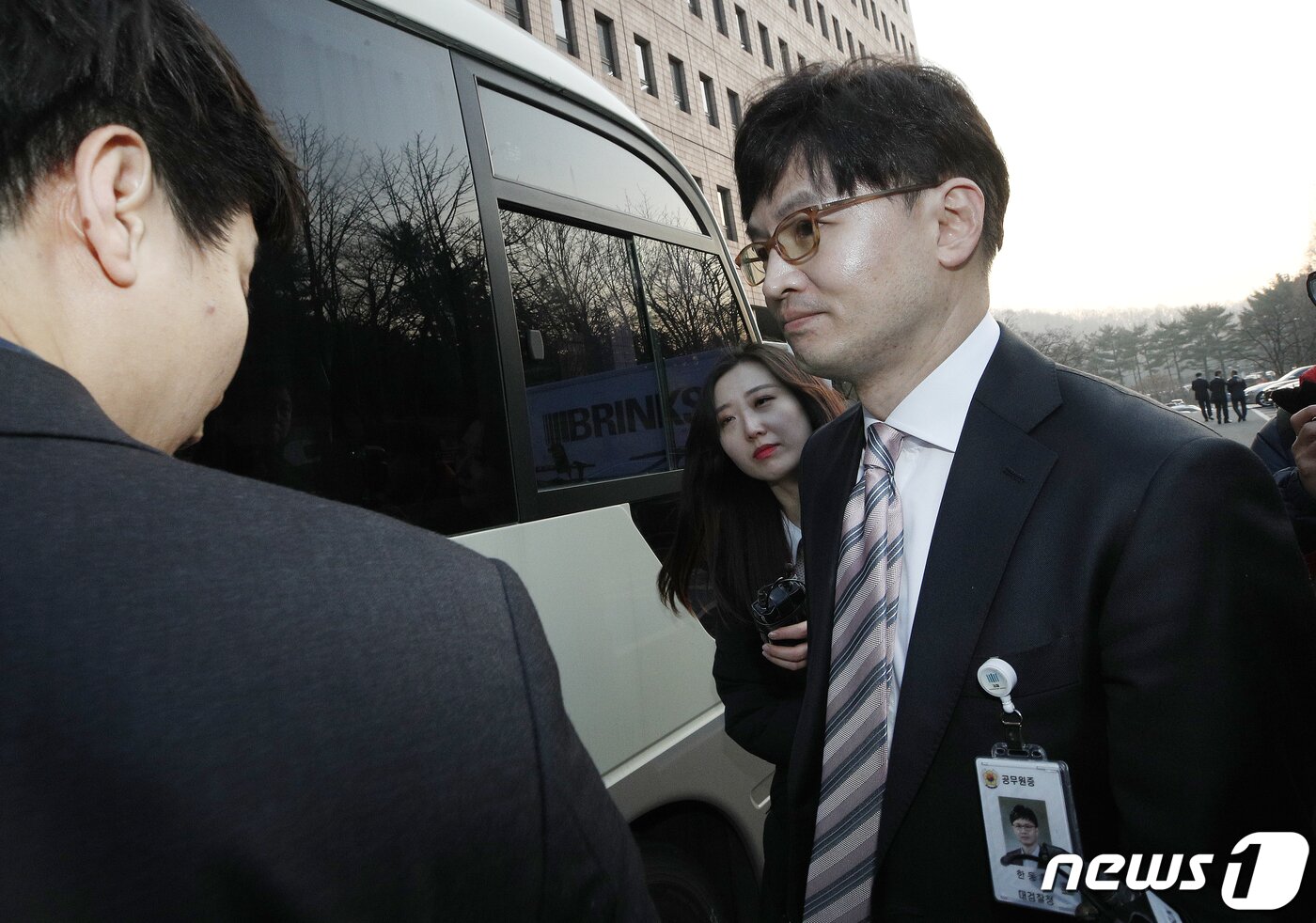 본문 이미지 - 부산고등검찰청 차장에 발령이 난 한동훈 대검찰청 반부패·강력부장이 10일 오후 경기 정부과천청사 법무부에서 보임 신고식을 마친 후 차량으로 향하고 있다. 2020.1.10/뉴스1 ⓒ News1 안은나 기자