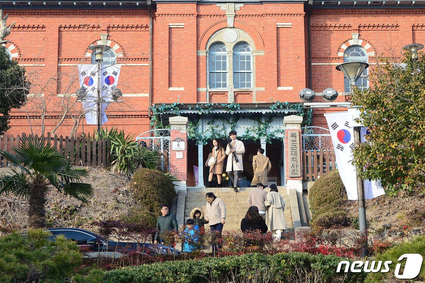 본문 이미지 - 전남 목포시 대의동 목포근대역사관 1관 앞이 관광객들로 북적이고 있다. 1관은 일제강점기 일본영사관으로 쓰였고, 최근 한 드라마 촬영지로 알려지며 관광객 발길이 끊이지 않고 있다.ⓒ 뉴스1 