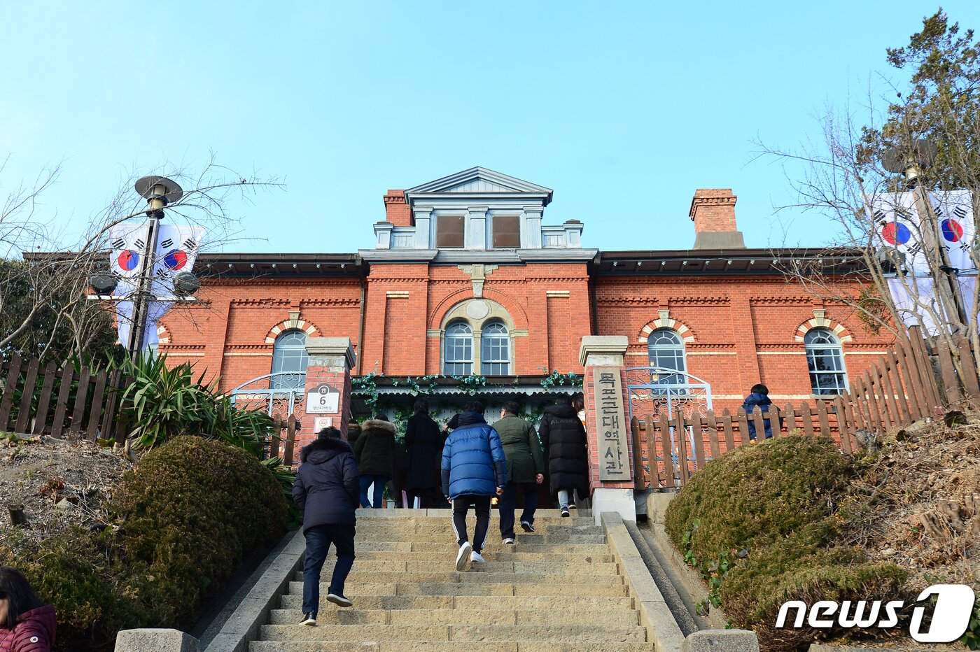 본문 이미지 - 시민들이 전남 목포시 대의동 목포근대역사관 1관에 들어서고 있다. 1관은 일제강점기 일본영사관으로 쓰였고, 최근 한 드라마 촬영지로 알려지며 관광객 발길이 끊이지 않고 있다. 2020.1.12/뉴스1 