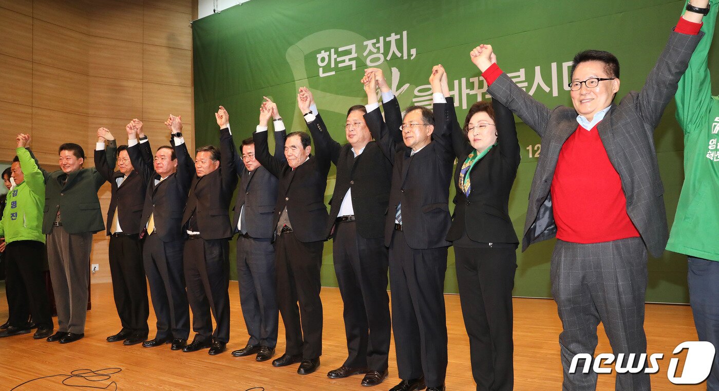 본문 이미지 - 최경환 신임 대표, 장정숙 원내대표, 박지원 의원, 유성엽 의원 등이 12일 오후 서울 여의도 국회 의원회관에서 열린 대안신당 창당대회에서 손을 맞잡아 들어보이고 있다. 2020.1.12 /뉴스1 ⓒ News1 임세영 기자