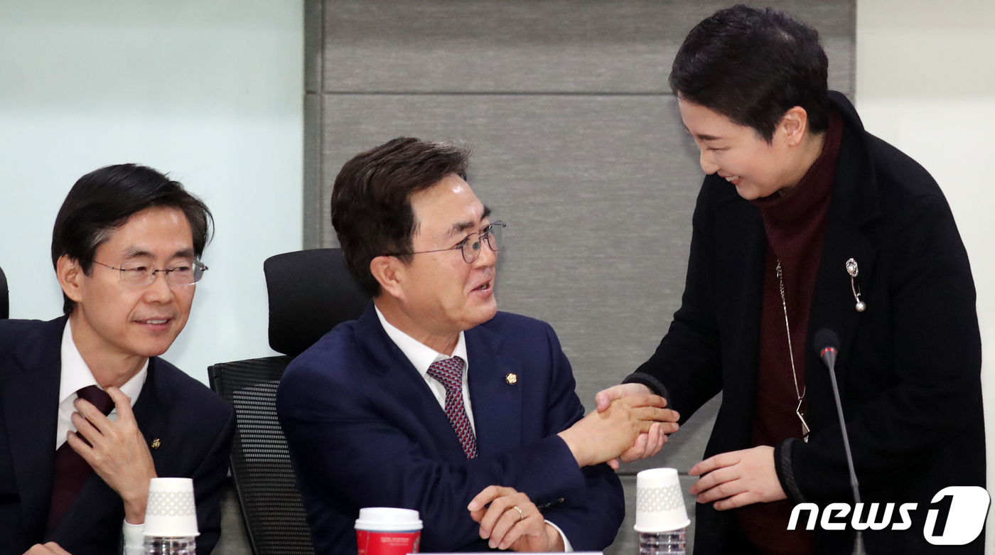 (서울=뉴스1) 김명섭 기자 = 이언주 미래를 향한 전진 4.0(전진당) 창당준비위원장이 13일 오후 서울 여의도 국회 의원회관에서 열린 '혁신을 통한 보수 대통합, 어떻게 할 것 …